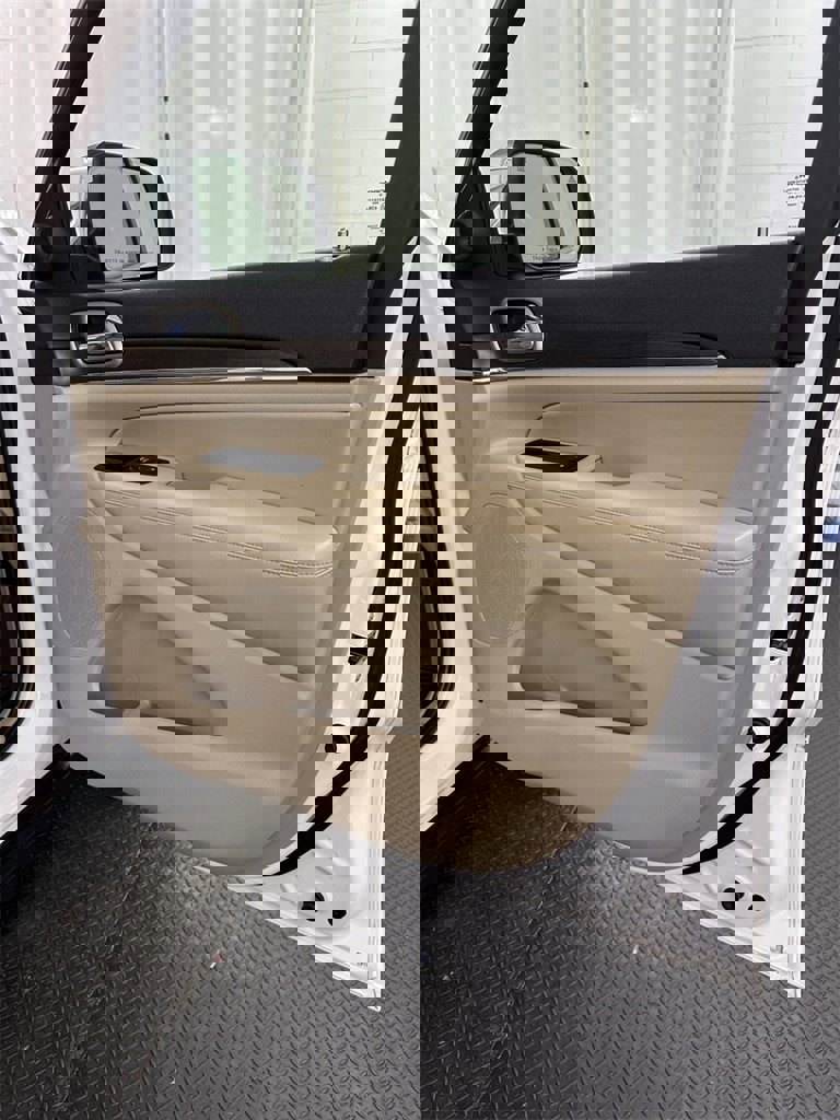 Used 2017 Jeep Grand Cherokee Limited w/ Luxury Group II image 38