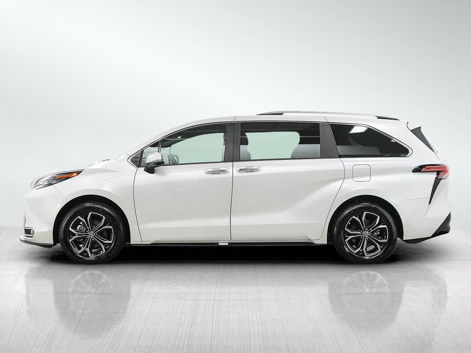Used 2025 Toyota Sienna Platinum AWD/4WD image 2