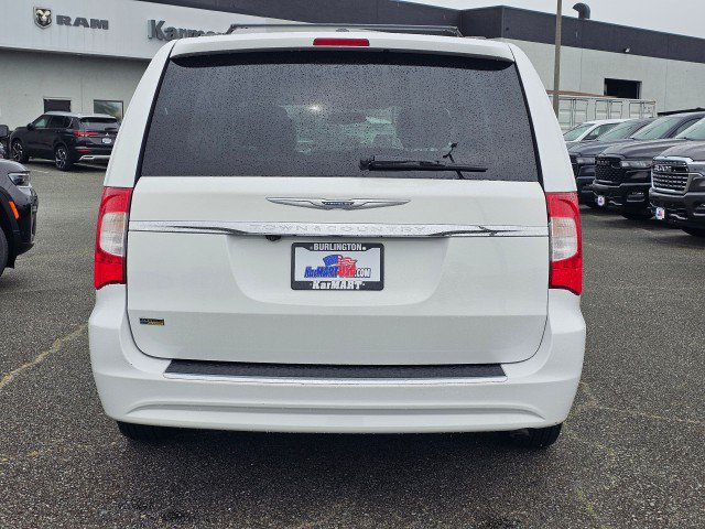 Used 2015 Chrysler Town & Country Limited FWD image 4