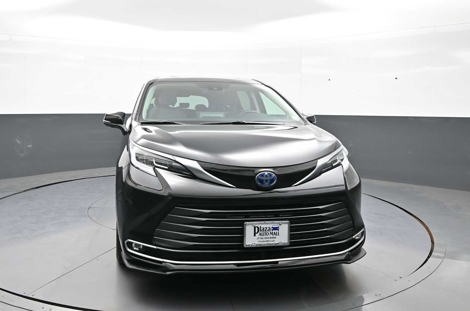 Used 2024 Toyota Sienna Limited AWD/4WD image 2