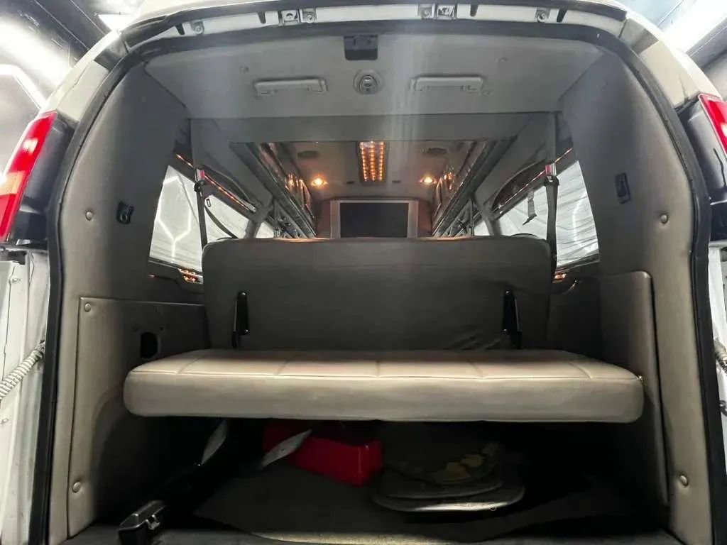 Used 2006 Chevrolet Express 1500 w/ Preferred Equipment Group RWD image 18