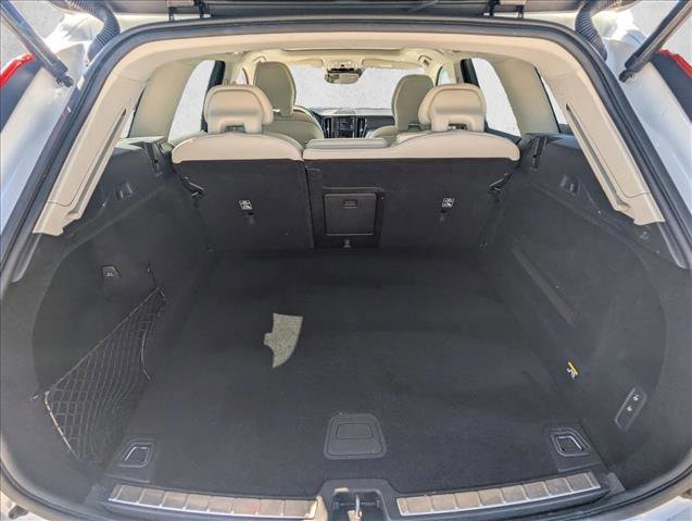Used 2019 Volvo XC60 T5 Momentum w/ Multimedia Package FWD image 6