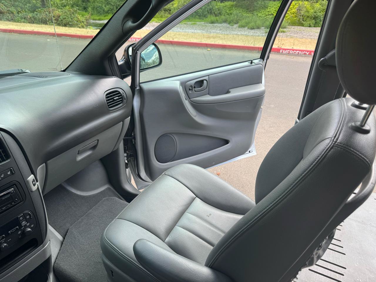 Used 2004 Dodge Grand Caravan SXT w/ Premium Group FWD image 28