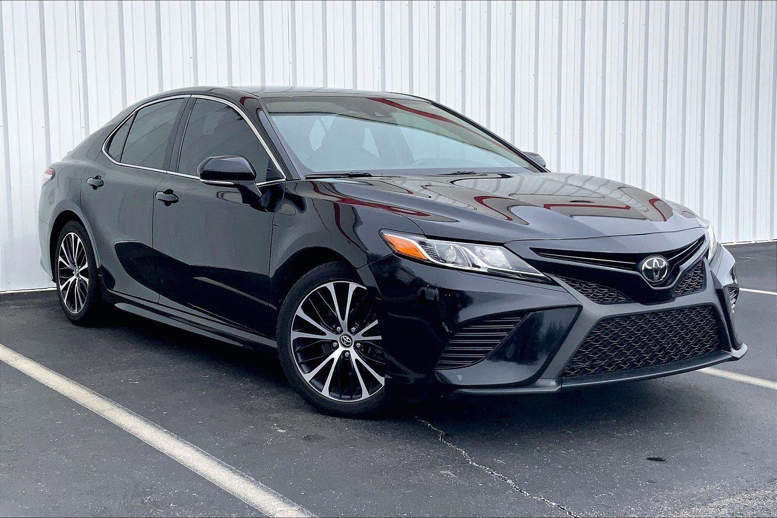 Used 2020 Toyota Camry SE w/ Convenience Package image 2