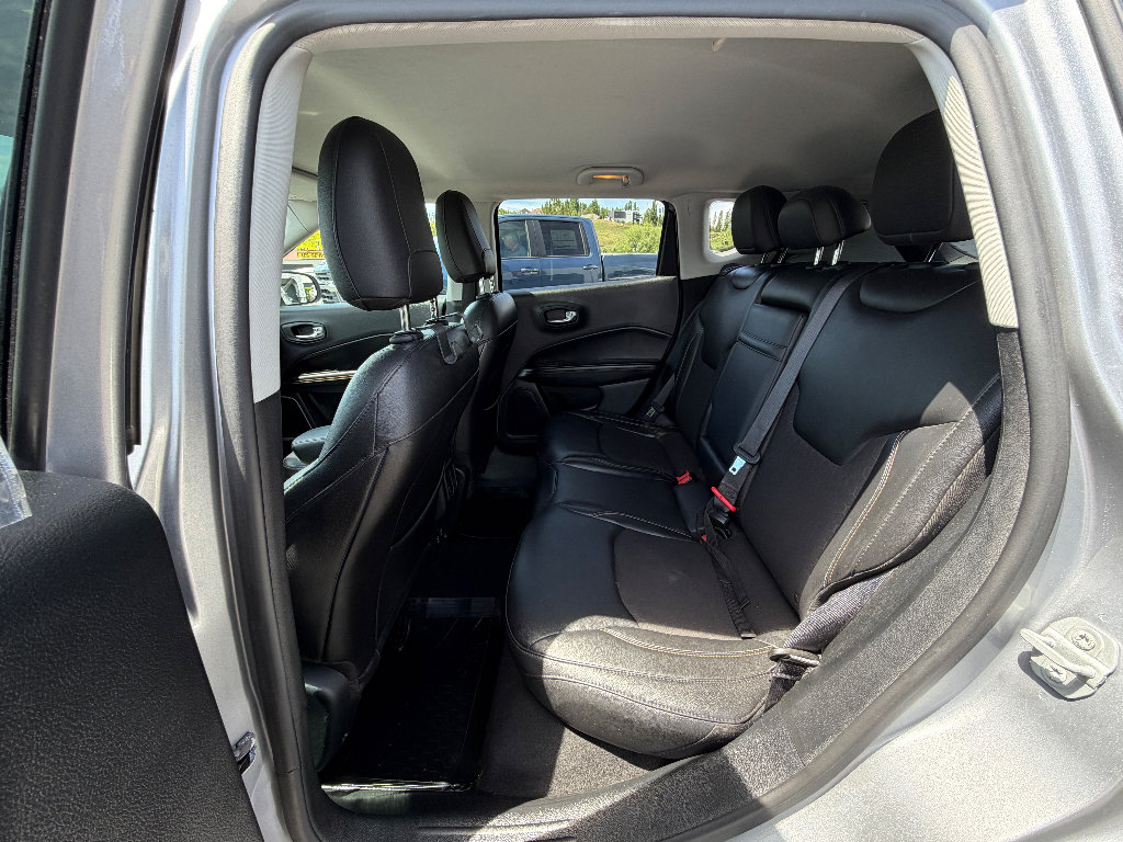 Used 2018 Jeep Compass Latitude w/ Popular Equipment Group FWD image 3