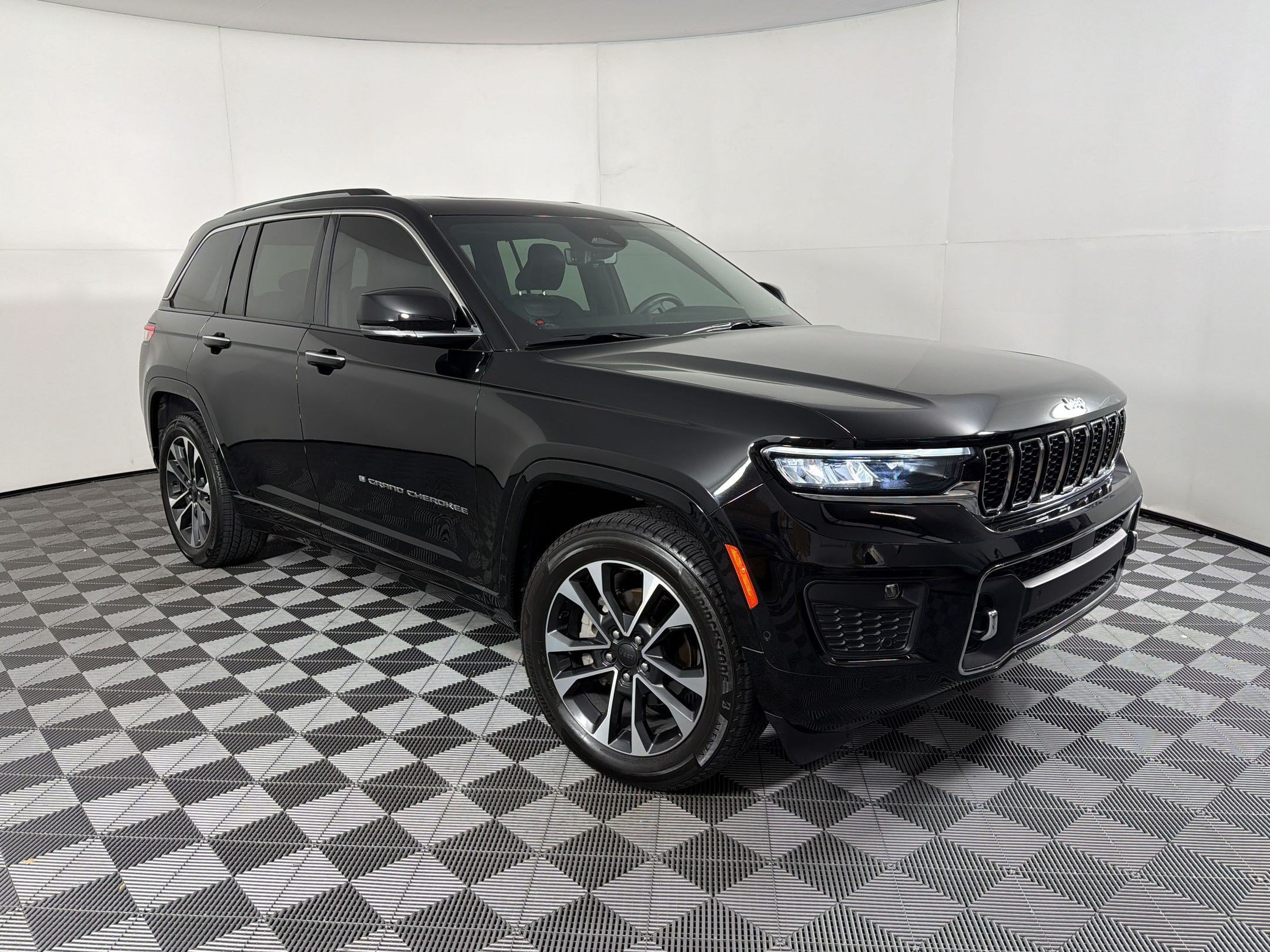 Used 2022 Jeep Grand Cherokee Overland w/ Luxury Tech Group IV AWD/4WD image 7
