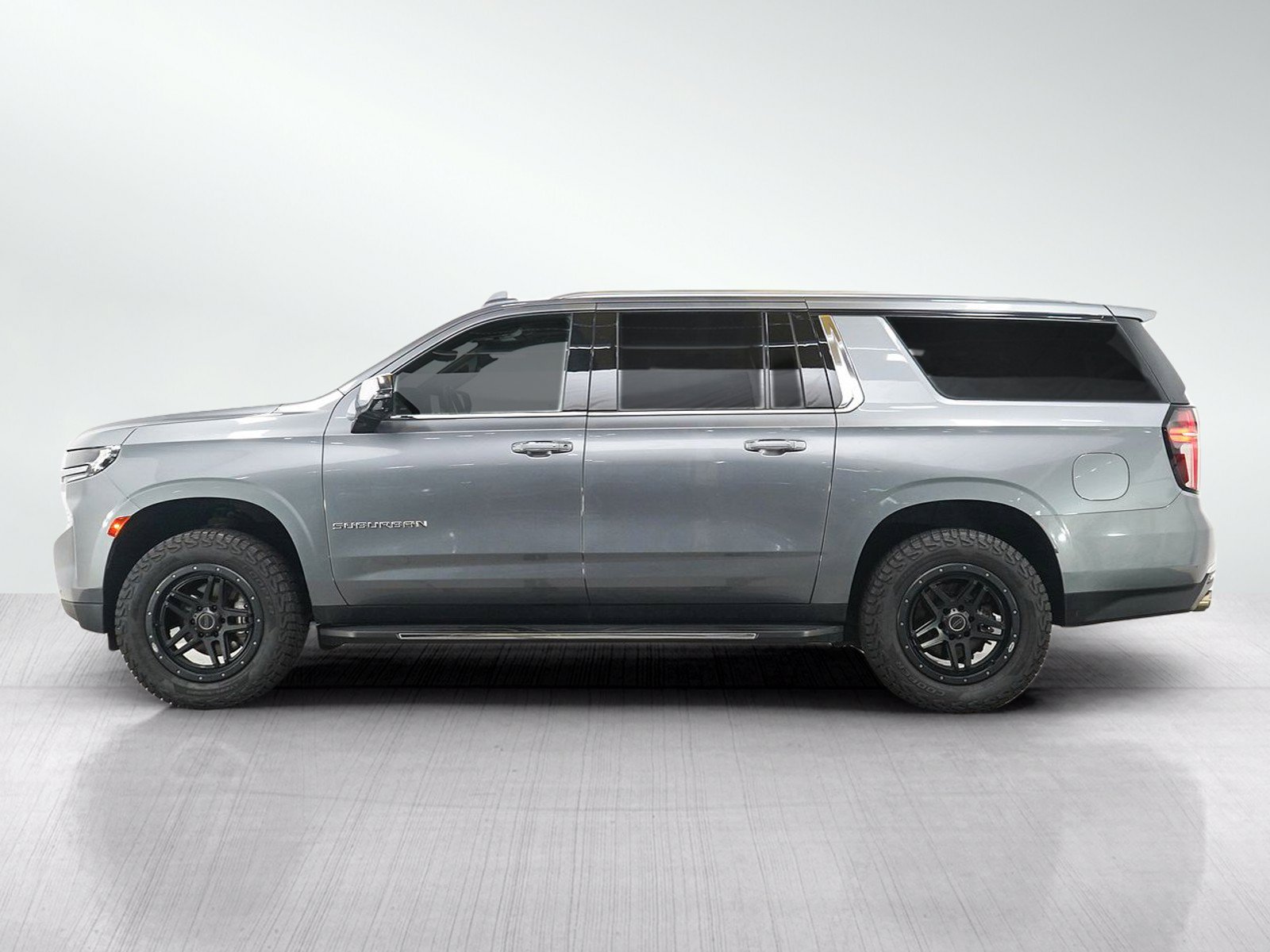 Used 2021 Chevrolet Suburban Premier w/ Premium Package AWD/4WD image 2
