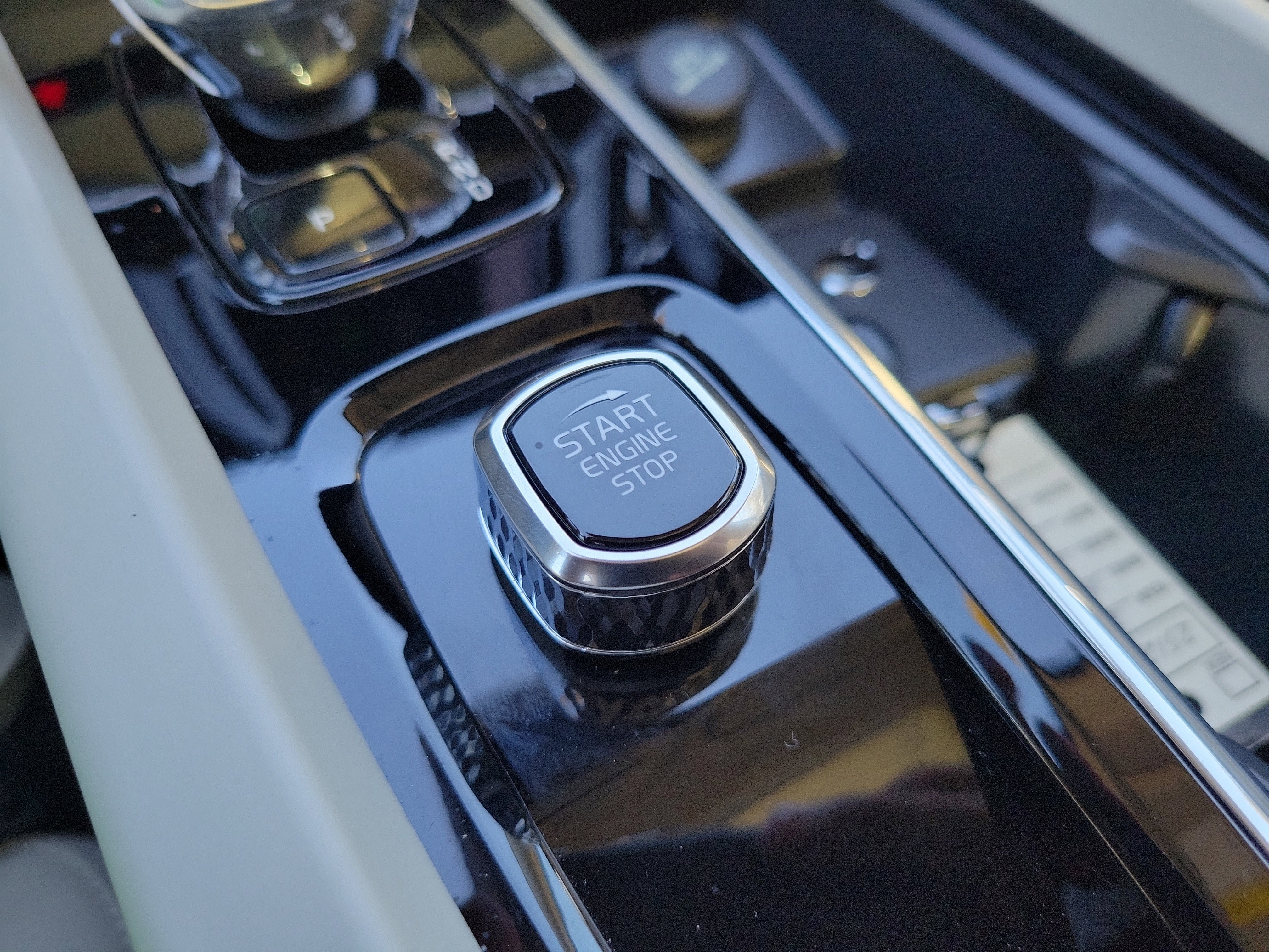 Used 2025 Volvo XC60 T8 Ultra w/ Climate Package image 29