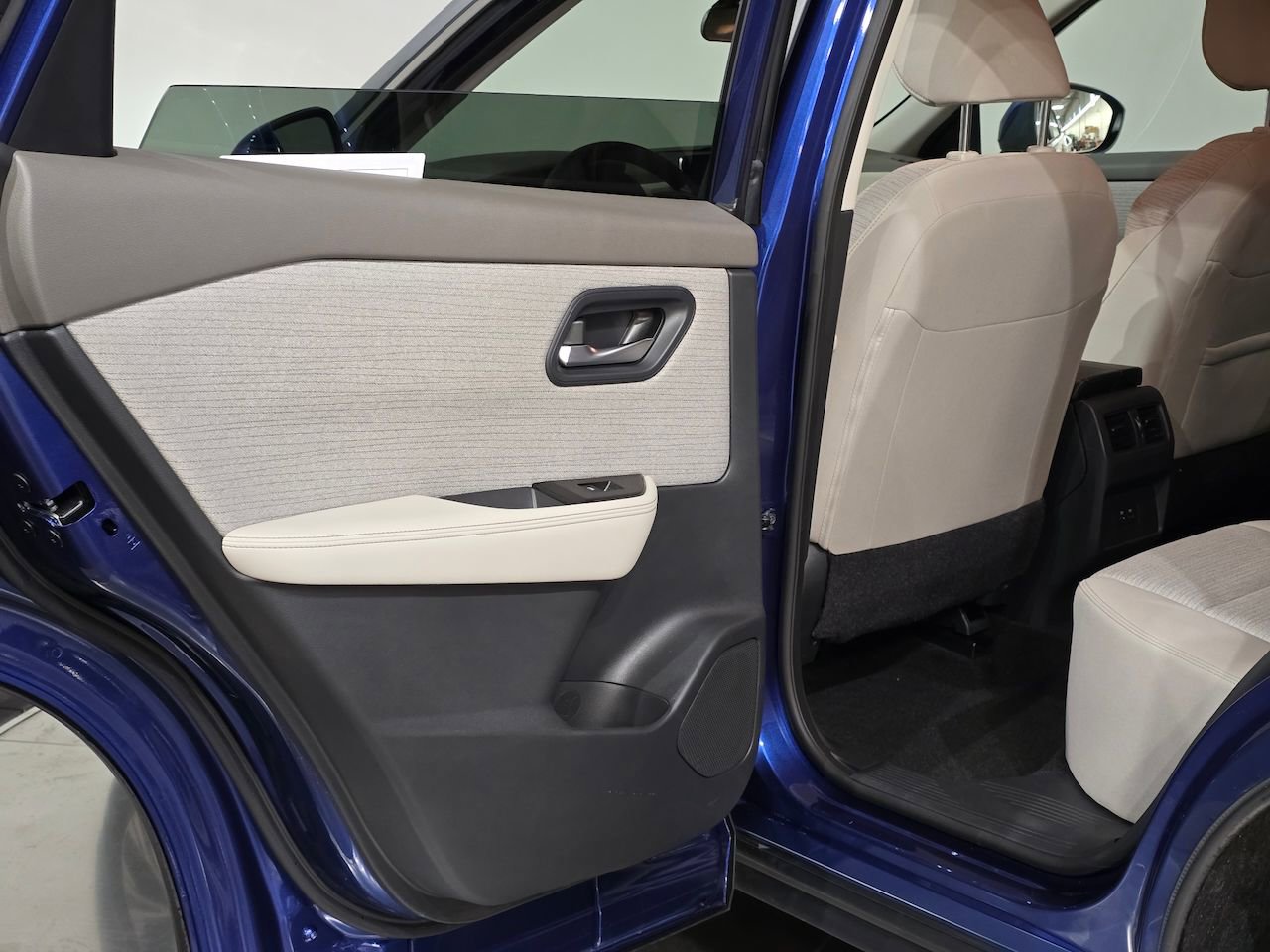 Used 2023 Nissan Rogue SV image 33