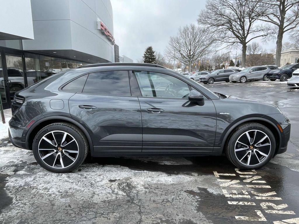 Used 2024 Porsche Macan 4 Electric image 8