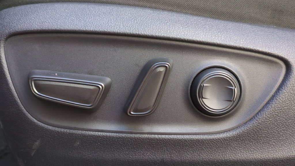 Used 2025 Toyota RAV4 XLE w/ Convenience Package FWD image 16