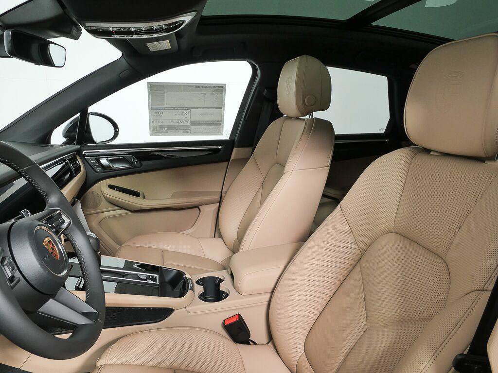 Certified 2026 Porsche Macan AWD/4WD image 5