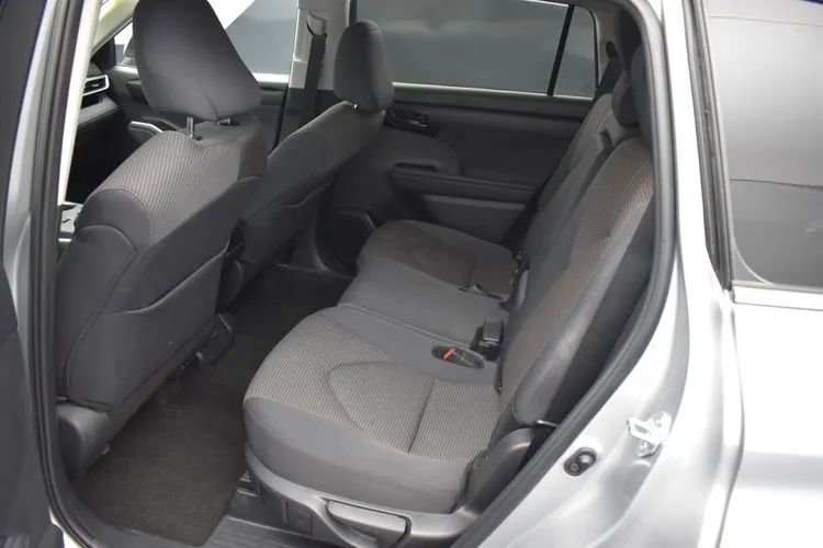 Used 2025 Toyota Highlander LE FWD image 15