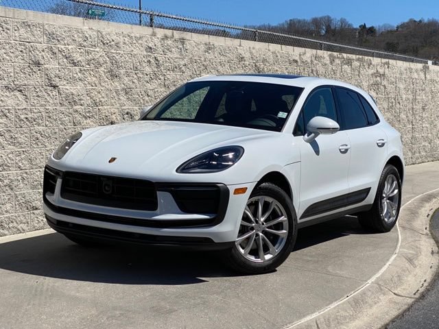 Certified 2025 Porsche Macan AWD/4WD image 1
