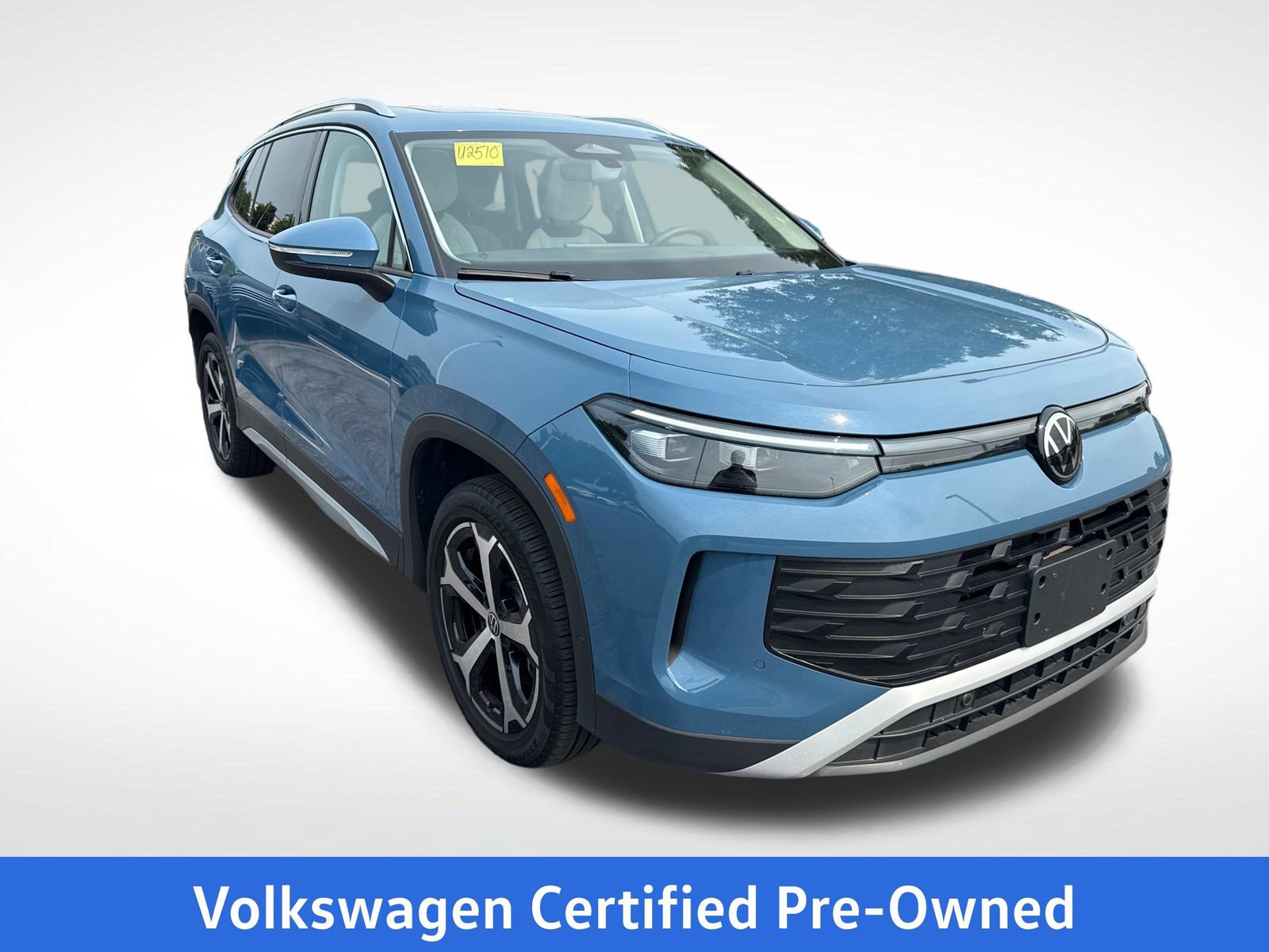 Used 2025 Volkswagen Tiguan SE w/ Panoramic Sunroof Package AWD/4WD image 8