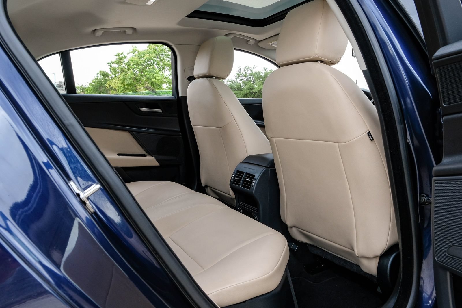 Used 2017 Jaguar XE RWD image 46
