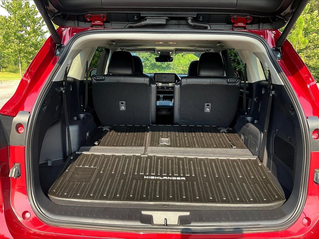 Used 2025 Toyota Highlander XLE FWD image 41