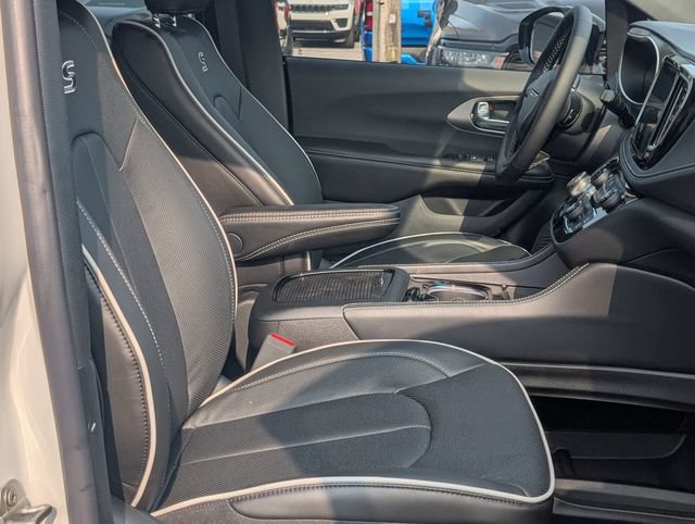 New 2027 Chrysler Pacifica Limited w/ S Appearance Package FWD image 30