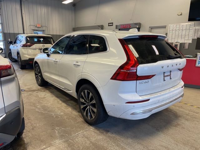Used 2023 Volvo XC60 B5 Plus image 3