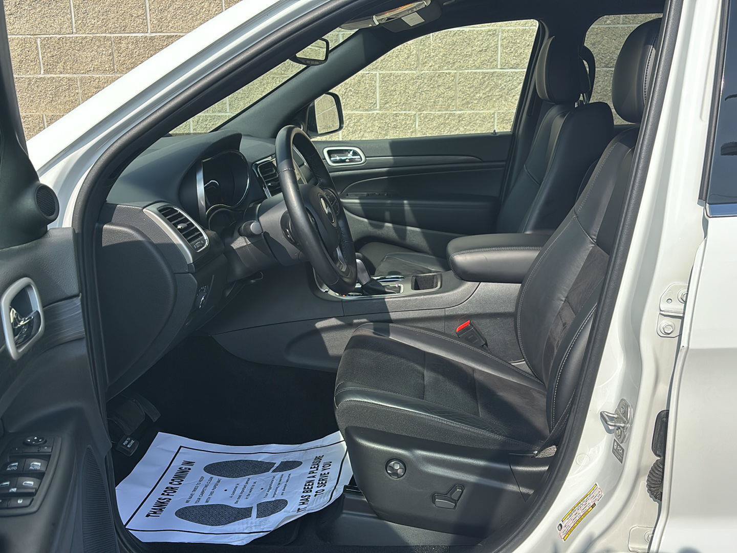 Used 2022 Jeep Grand Cherokee Laredo X AWD/4WD image 6