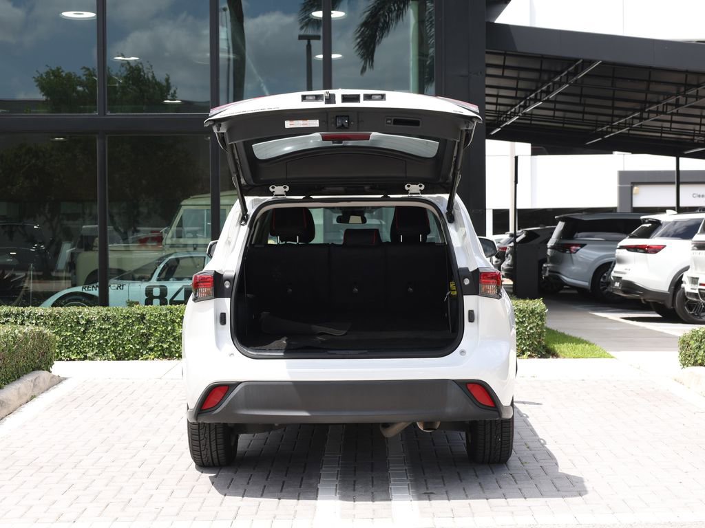 Used 2023 Toyota Highlander LE FWD image 7