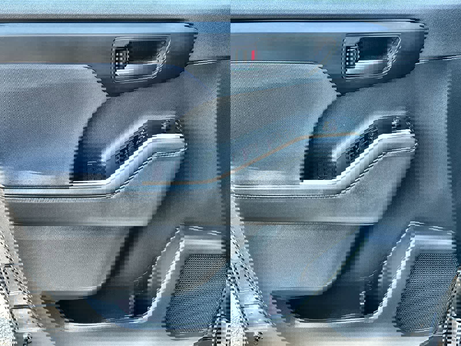 Used 2022 Toyota Highlander L image 28