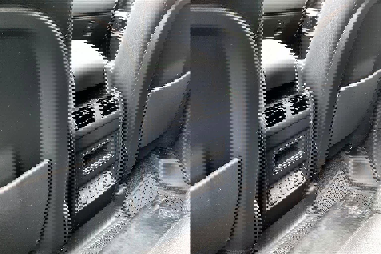 Used 2022 Land Rover Defender 110 SE image 36