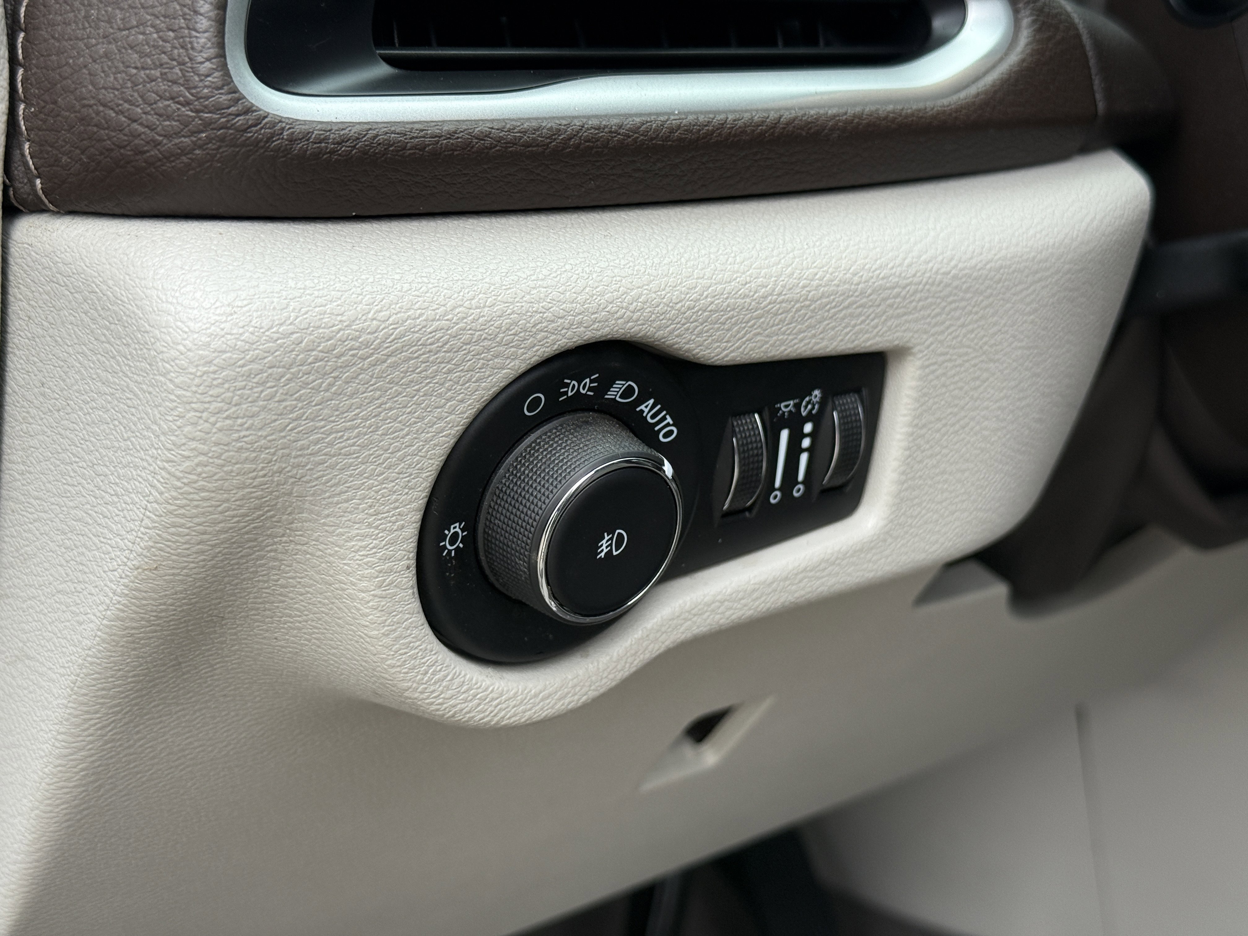 Used 2021 Chrysler Pacifica Touring image 27