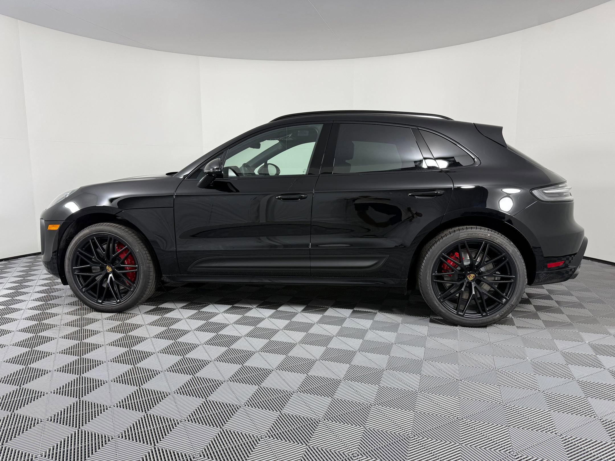 New 2026 Porsche Macan GTS AWD/4WD image 2