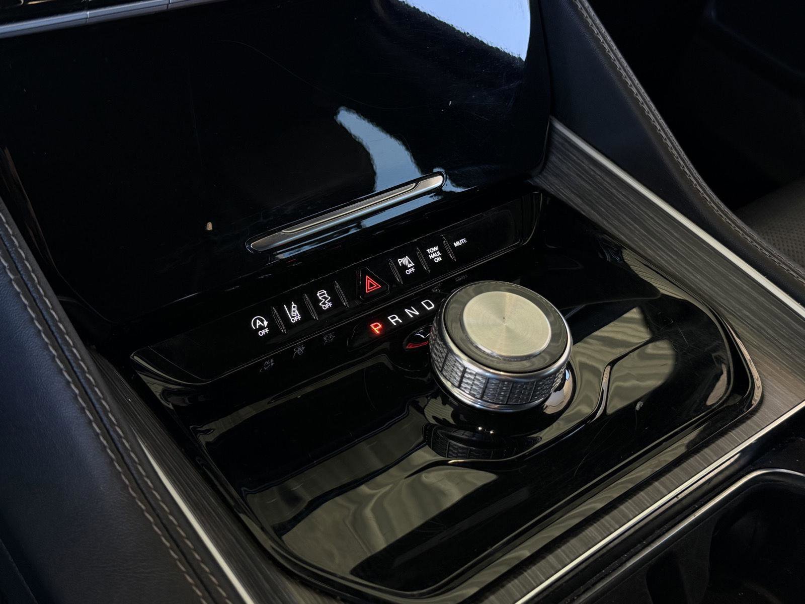 Used 2024 Jeep Wagoneer Series II w/ Flexible Seating Group image 16