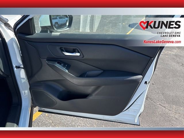 Used 2024 Nissan Rogue SV image 25