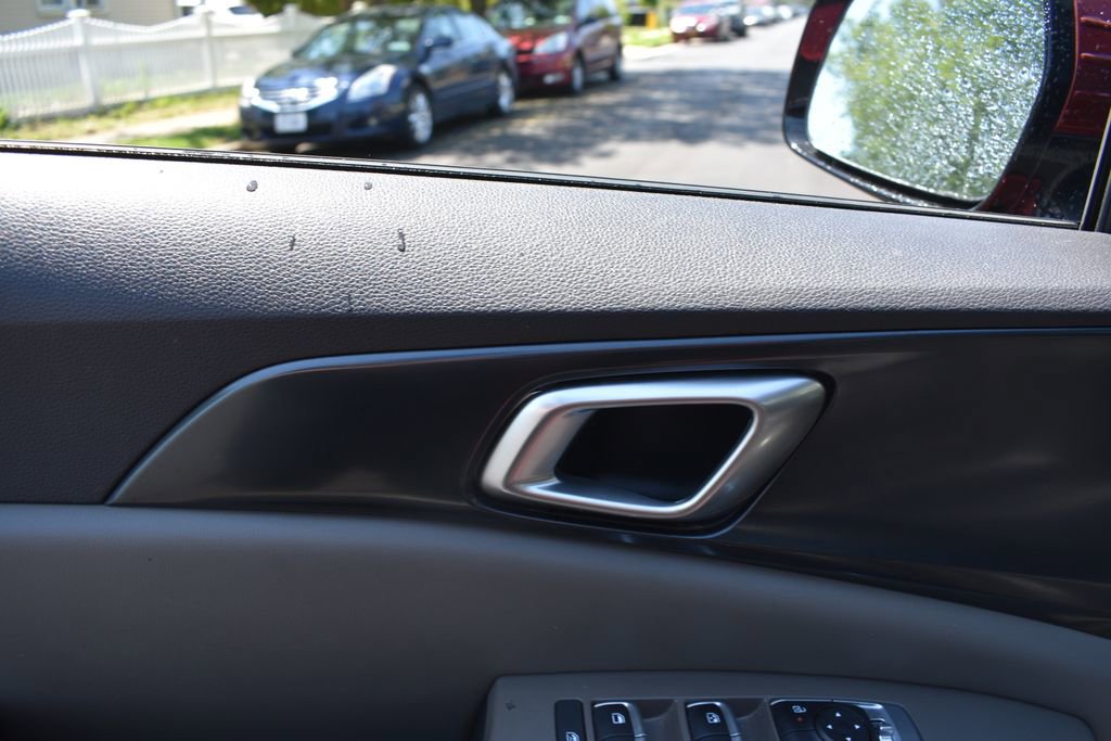 Used 2025 Kia Carnival FWD image 12