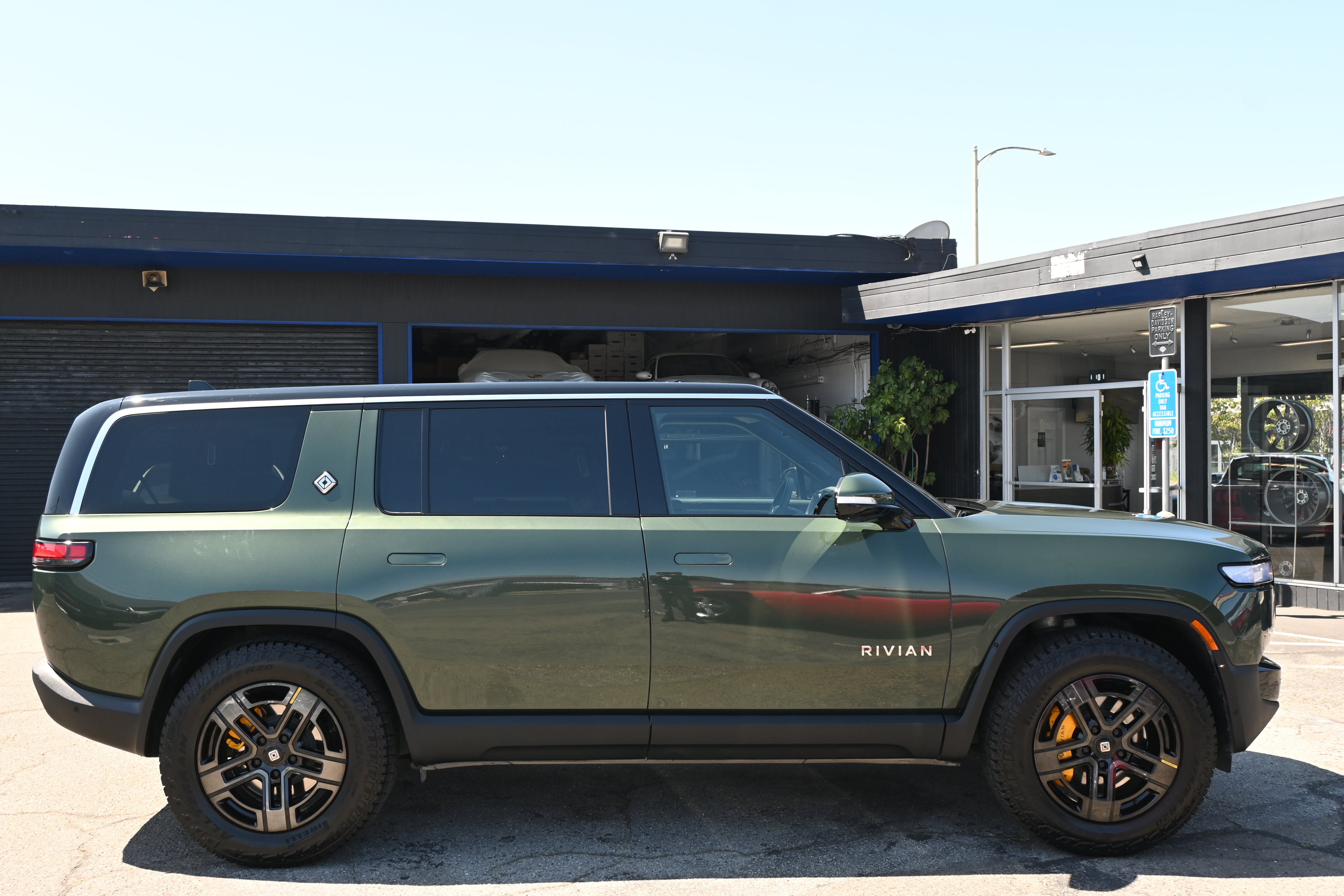 Used 2023 Rivian R1S Adventure AWD/4WD image 5
