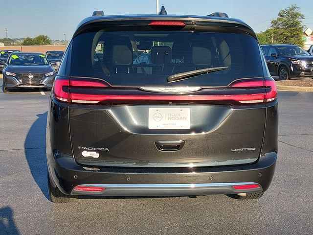 Used 2023 Chrysler Pacifica Limited FWD image 4