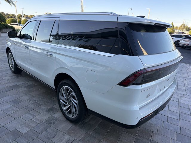 Certified 2026 Lincoln Navigator L Reserve AWD/4WD image 4
