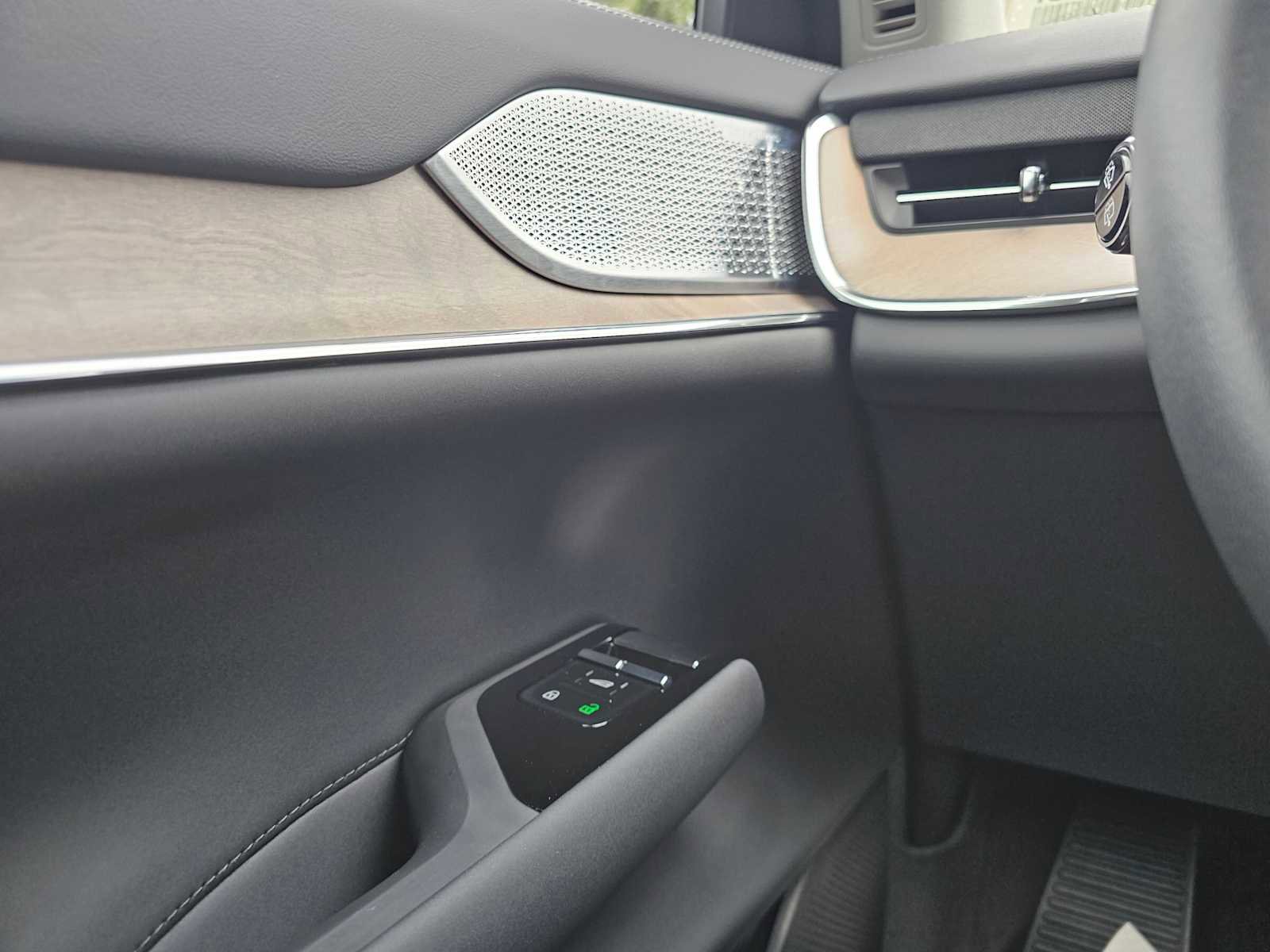 Certified 2025 Volvo EX90 Ultra image 31