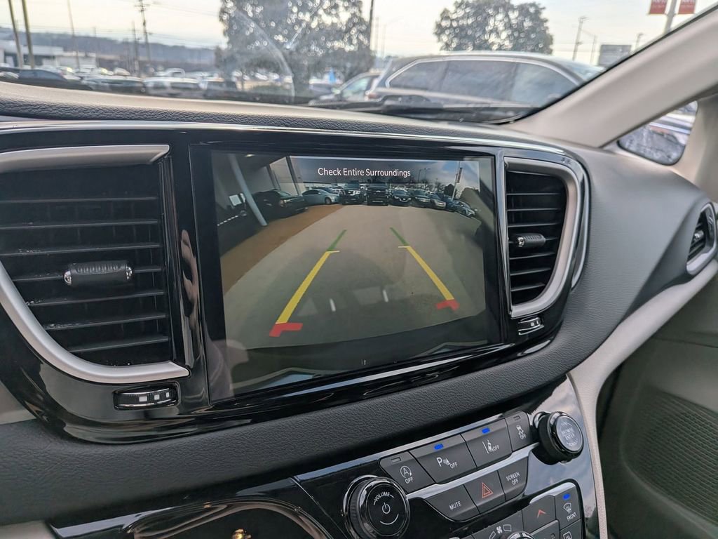 Used 2024 Chrysler Pacifica Touring-L image 18