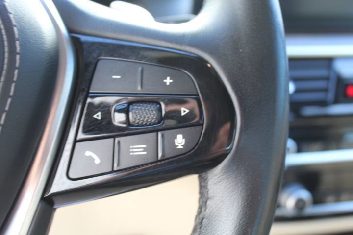 Used 2020 BMW 530e xDrive w/ Premium Package image 18