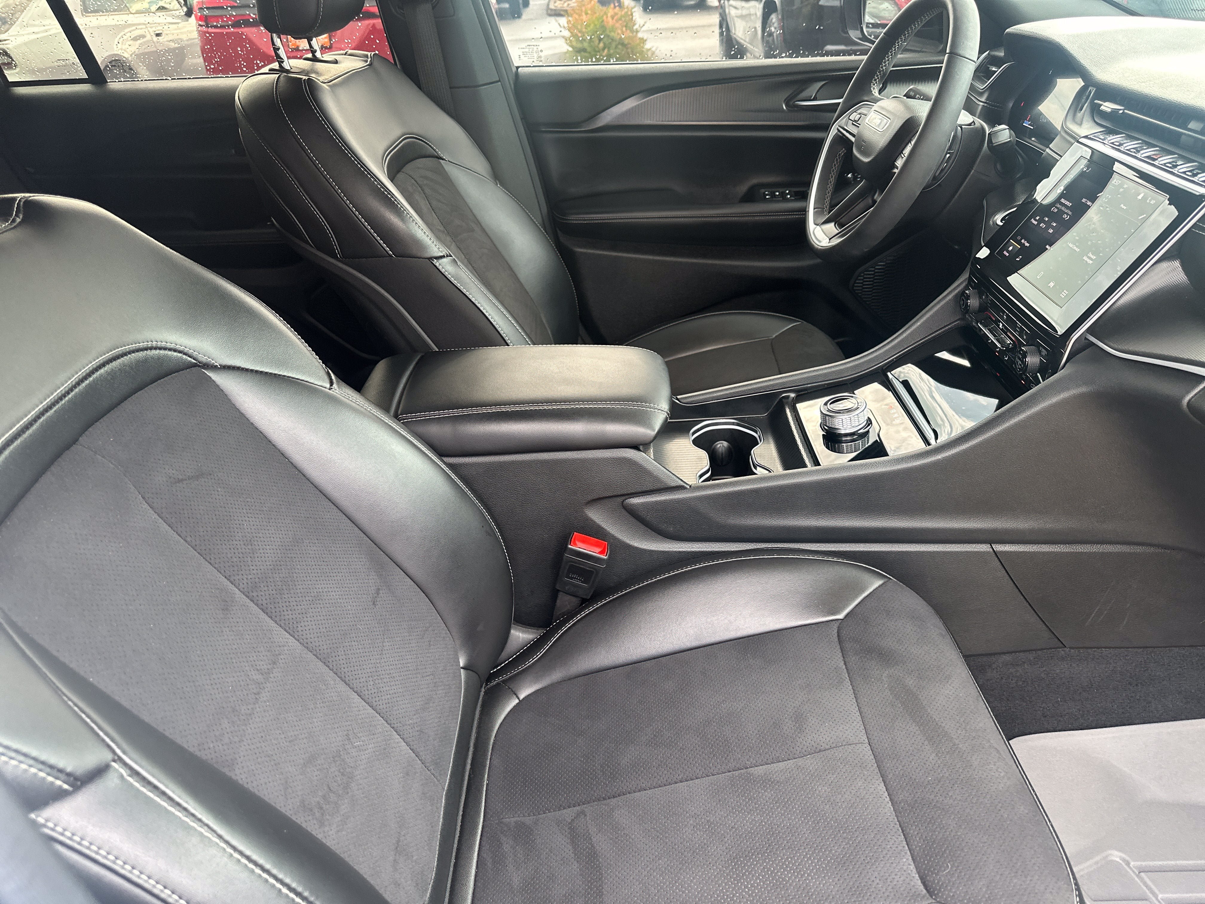 Used 2024 Jeep Grand Cherokee Altitude AWD/4WD image 29
