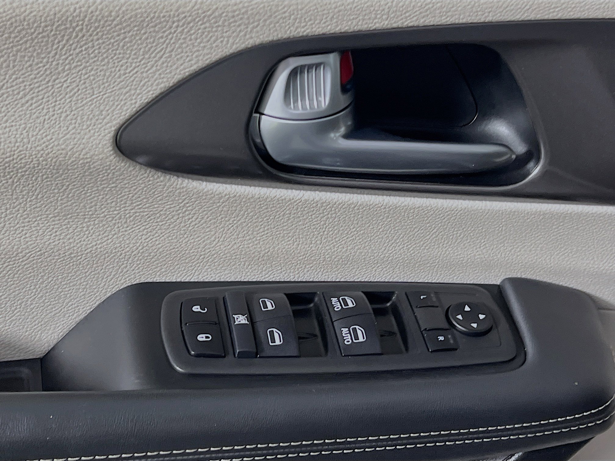 Used 2024 Chrysler Pacifica Touring-L FWD image 17