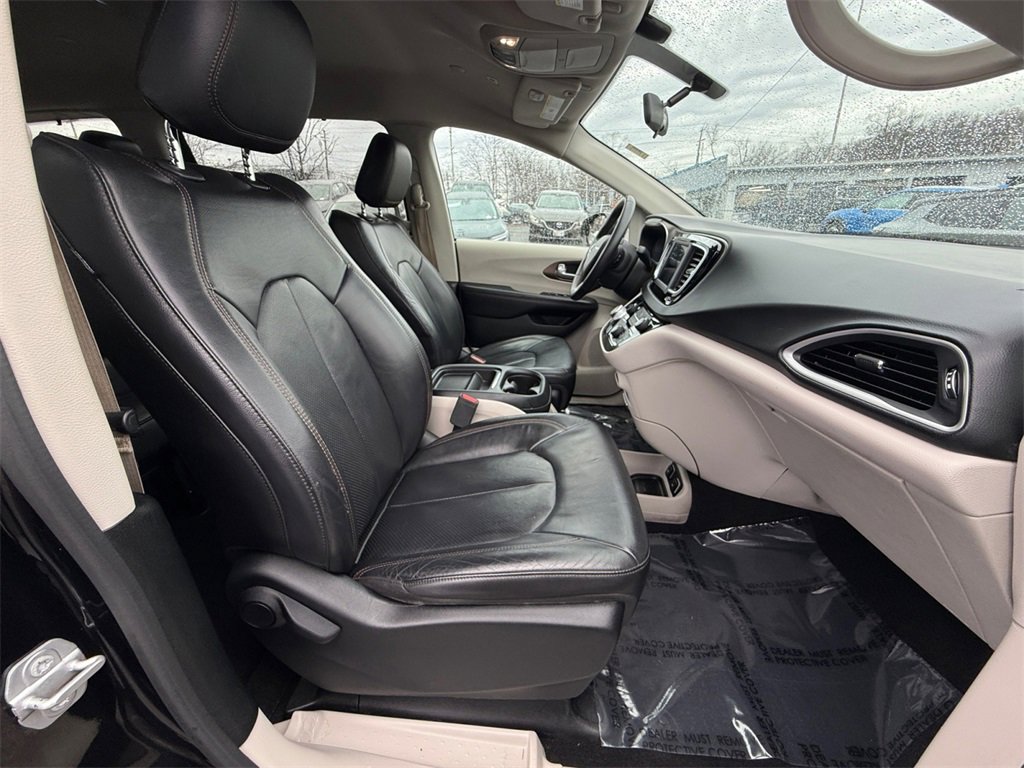 Used 2018 Chrysler Pacifica Touring-L image 26