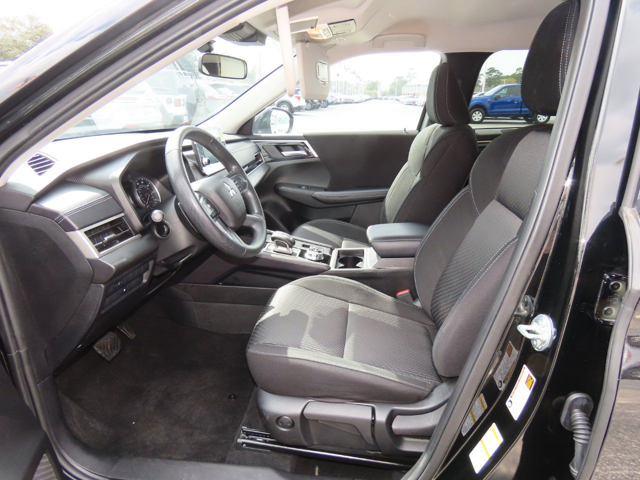 Used 2024 Mitsubishi Outlander ES image 25