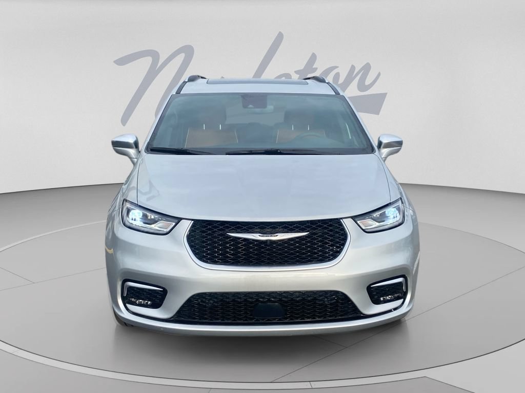 Used 2024 Chrysler Pacifica Pinnacle FWD image 2
