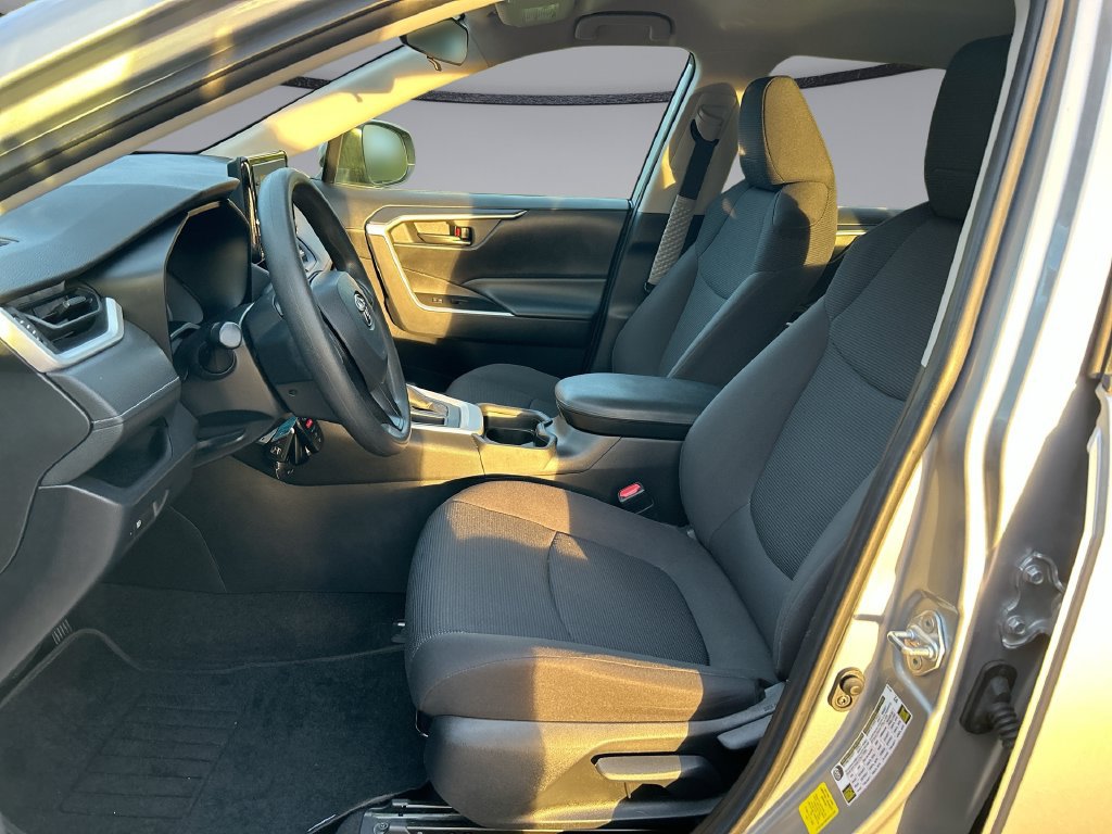 Used 2019 Toyota RAV4 LE FWD image 11