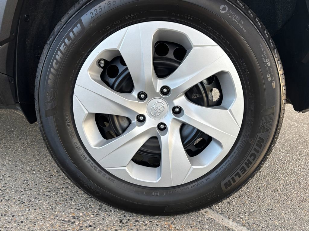 Used 2024 Toyota RAV4 LE image 32