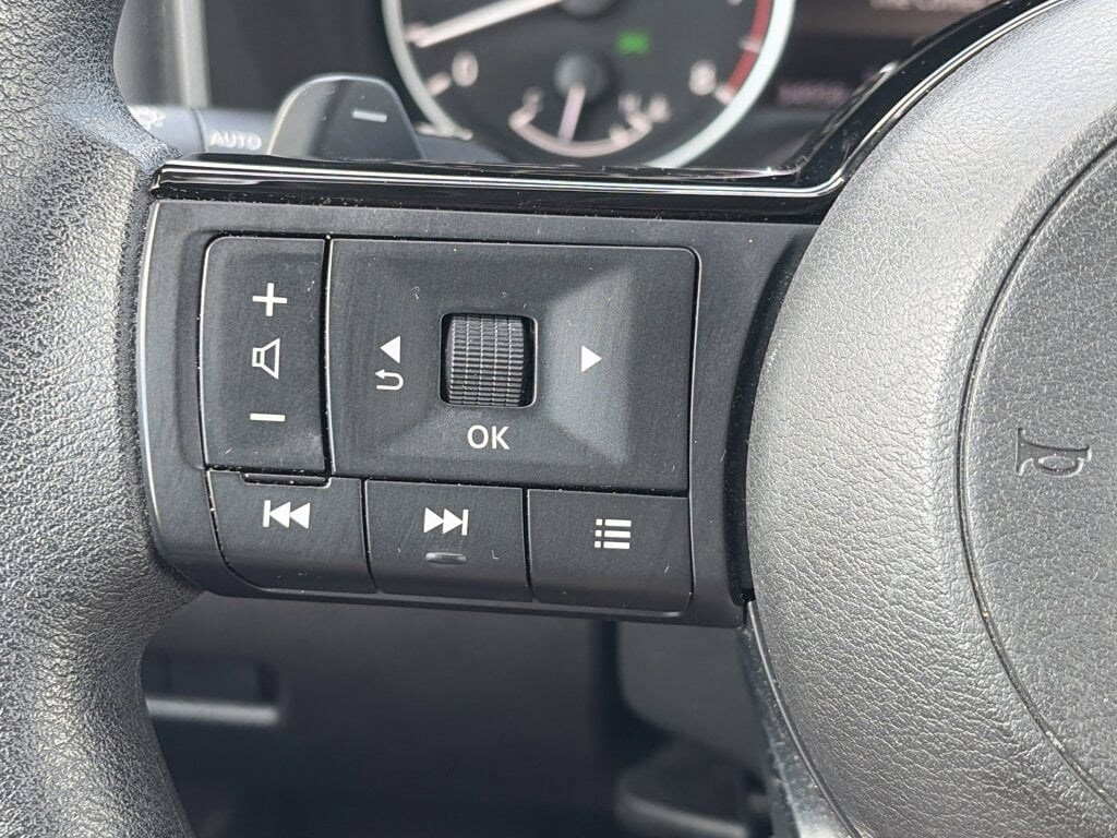 Used 2023 Nissan Rogue SV image 21