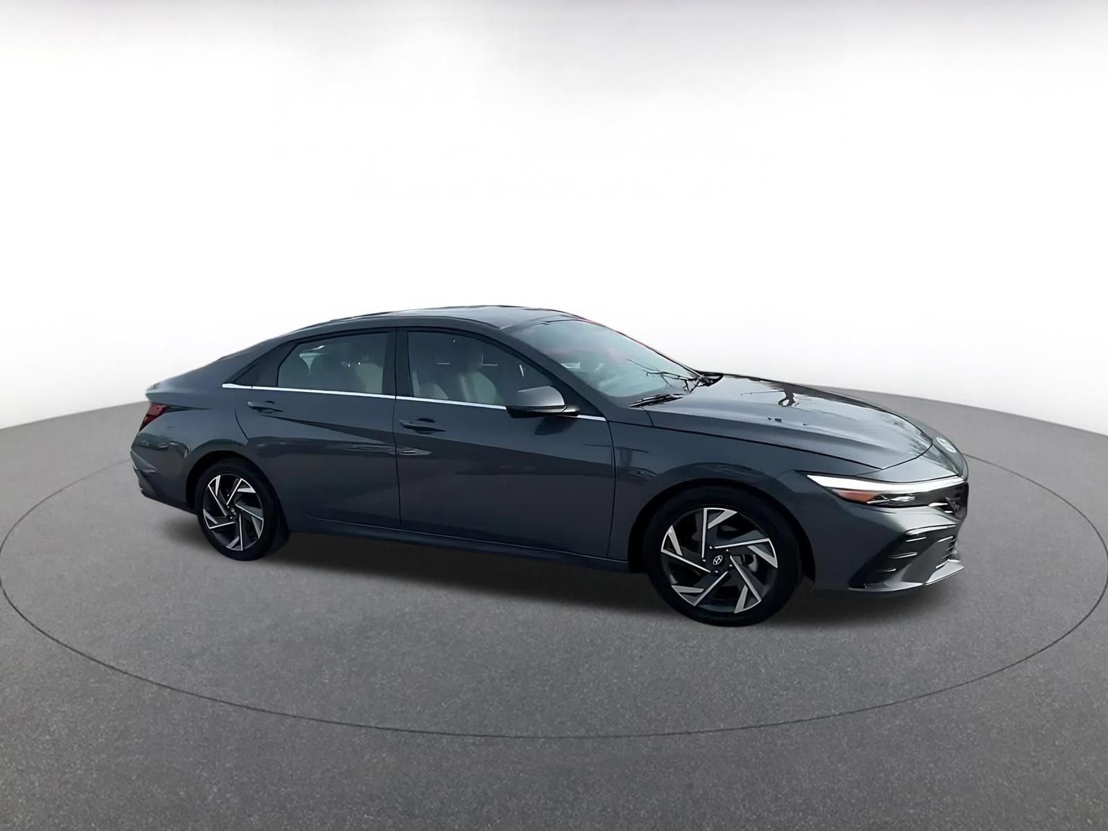 Used 2025 Hyundai Elantra SEL image 2