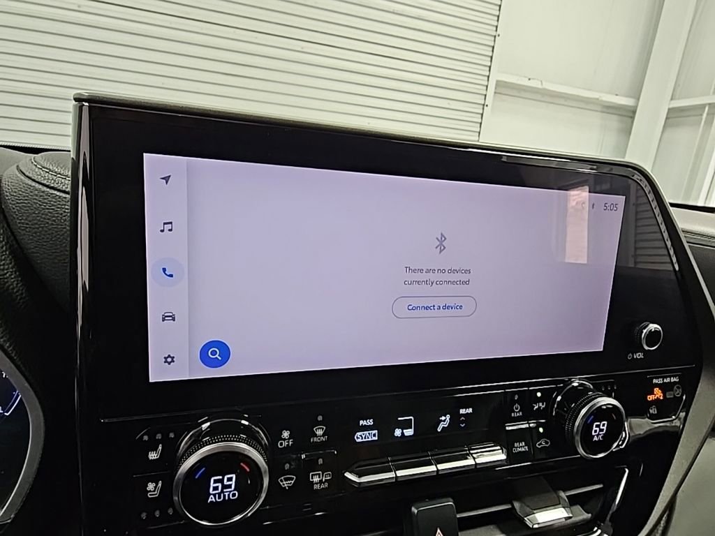 Used 2023 Toyota Highlander Limited image 16