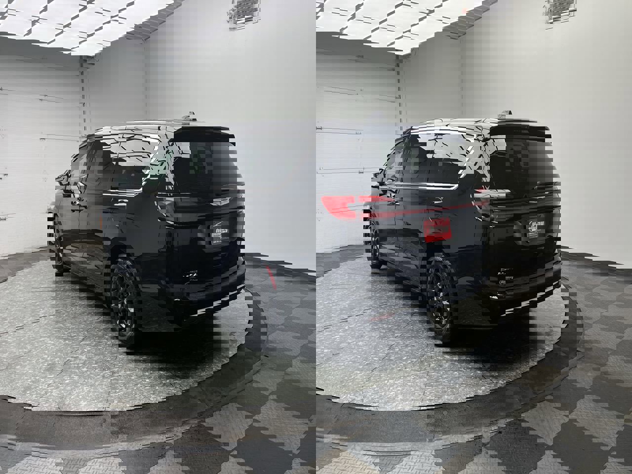 Used 2025 Chrysler Pacifica Select image 2