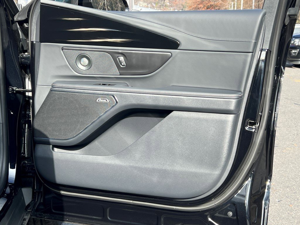 New 2026 Lincoln Nautilus Reserve w/ Jet Appearance Package image 7